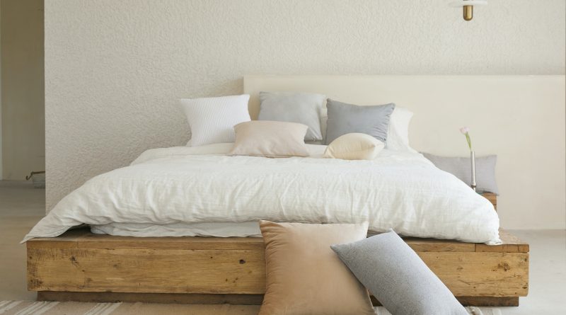 Drewniane łóżka do sypialni - podstawowe zalety